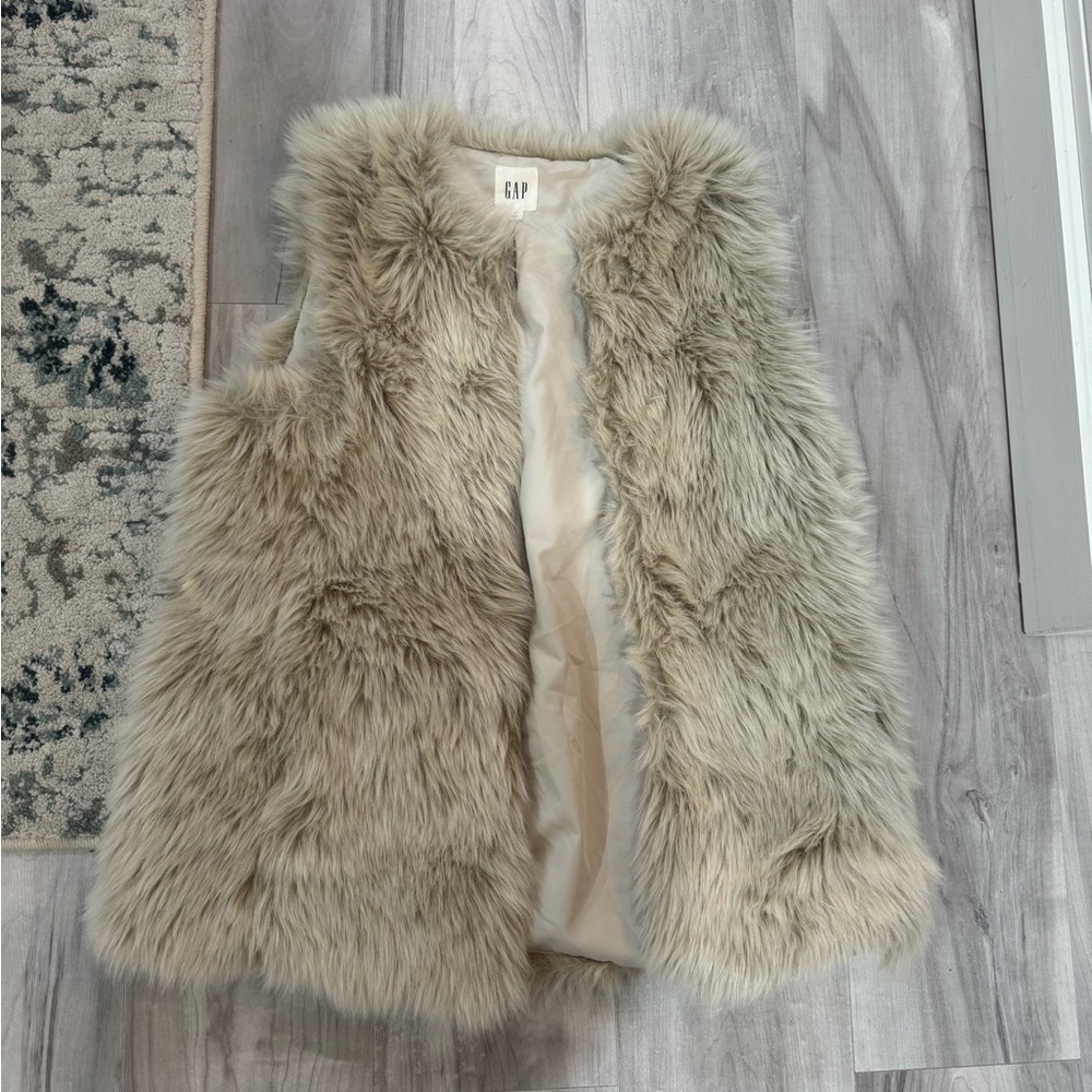 Gap fur vest